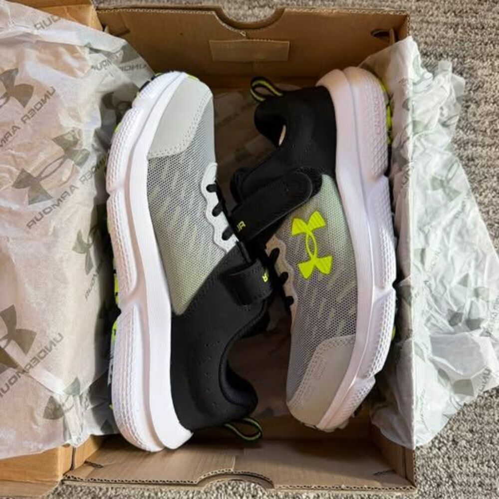 2.5Y 2E Wide Under Armour Boys' Assert 10 AC Running Shoes - NIB